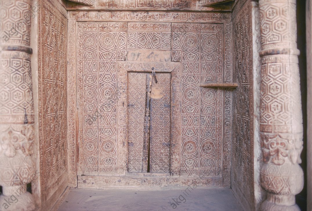Bagh_eBabur's tweet photo. The wooden mihrab of Charkh-e Logar Mosque in #Logar province, #Afghanistan from 11th century Ghaznavi period. https://t.co/jx1KFLQI9W
