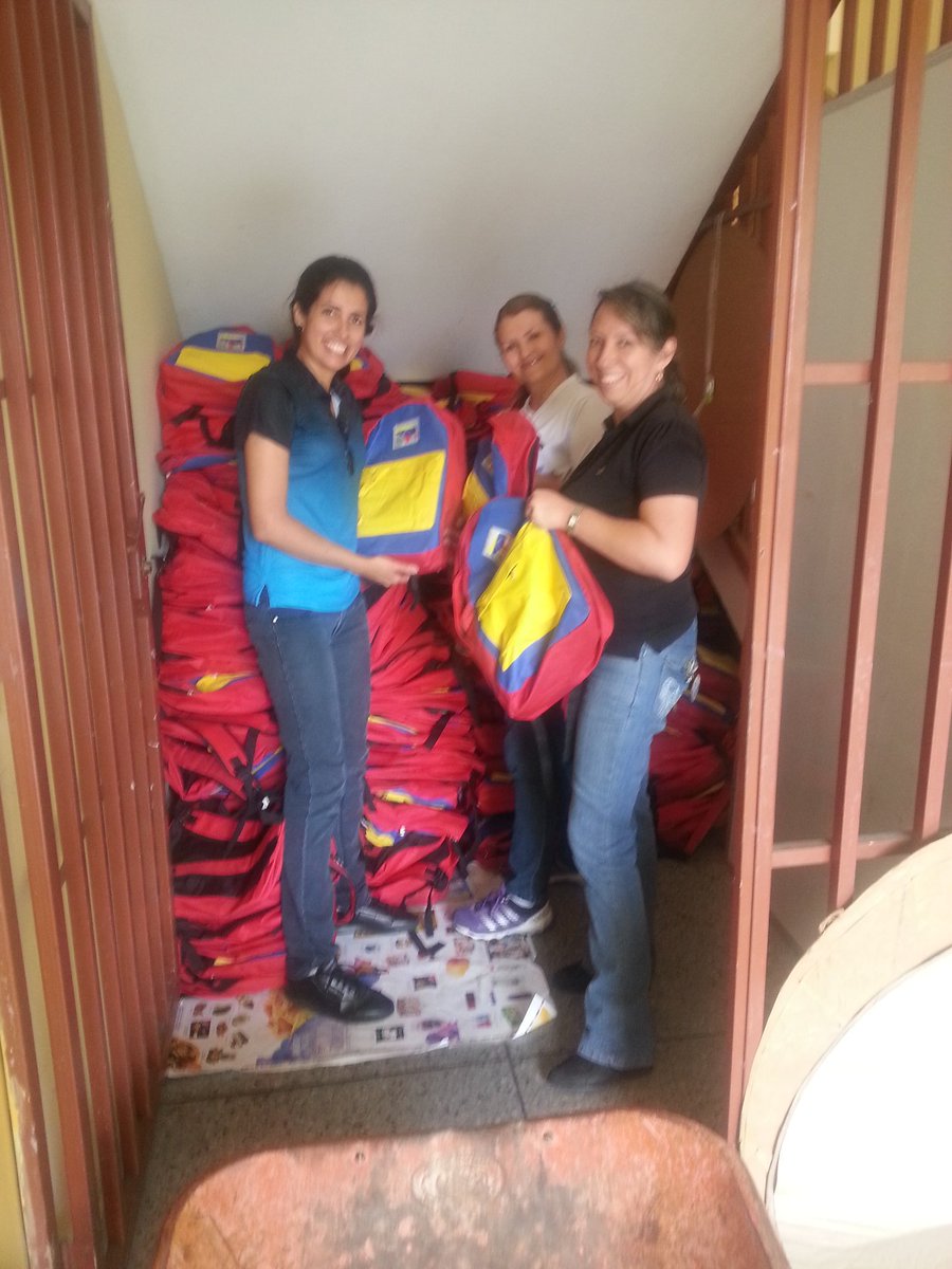 C5Jauregui's tweet photo. Llegaron los morrales y libros de la coleccion Bicentenario para dotar los ninos y niñas del Jáuregui . https://t.co/9Zltubfgf7