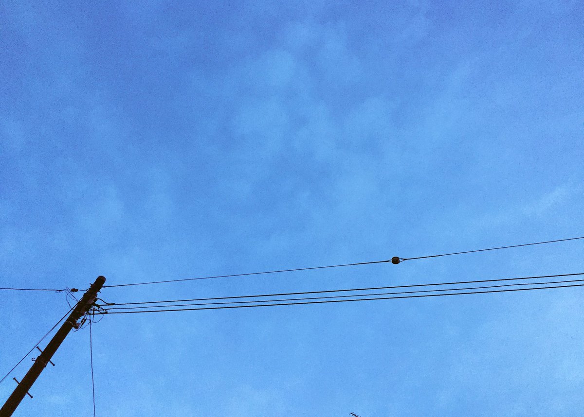 TADA_OKR_'s tweet photo. 全然、
寝れなくて外に出てみた大倉です〜

朝方の空もええやろ〜？
撮りたてほやほやで〜？

今日の天気も微妙なんやろな〜

さむっ…

震えてる

鳥肌やばいも��

戻って寝ることにする〜

おやふみなさう

#おおくらの日記 https://t.co/B8zm0czlhE