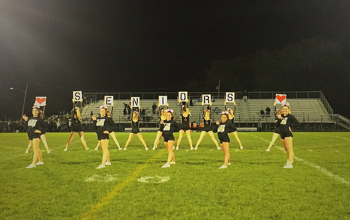 eh_lissa's tweet photo. Just thinking about next year makes me feel lost, love these girlies to much ❤️😘❤️ https://t.co/imPKh956xd