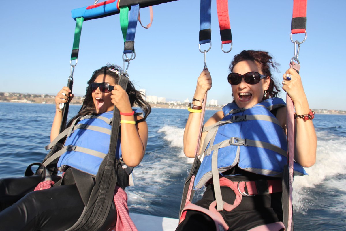 roxiebardo's tweet photo. Roxie with her mother, parasailing, on her birthday last year. 2015  #RoxieBardo 

https://t.co/MdlnybQ5D7 https://t.co/8v3PaiDR1M