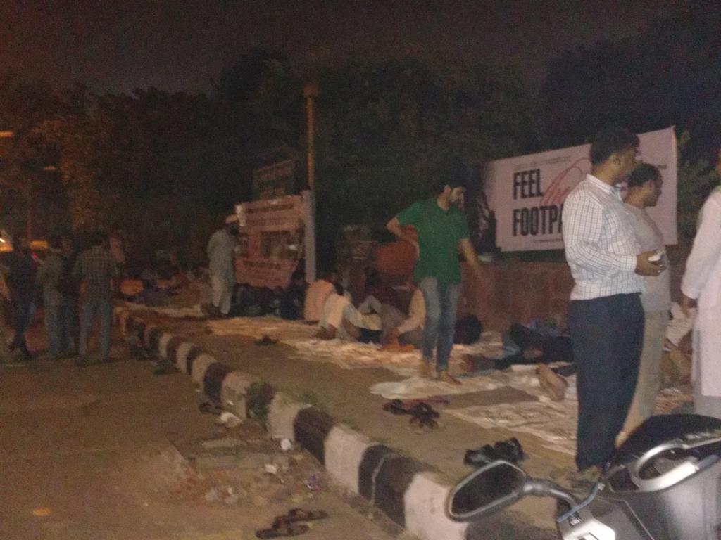 ShaleenMitra's tweet photo. On Eve of World Homeless Day spend night wid @MARHAM_ORG for a unique campaign #FeelTheFootpath to exprnce the pain n grief of Hopelessness. https://t.co/whQSUh5SwD
