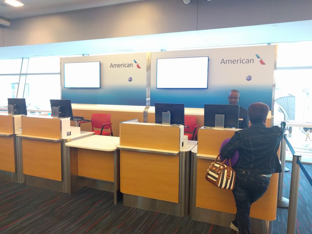 JamesPHedges's tweet photo. On our way back from honeymoon. Been standing in line for 30 min. @AmericanAir, why do you only have one person at the desk in a hurricane? https://t.co/gWYD17pCx9