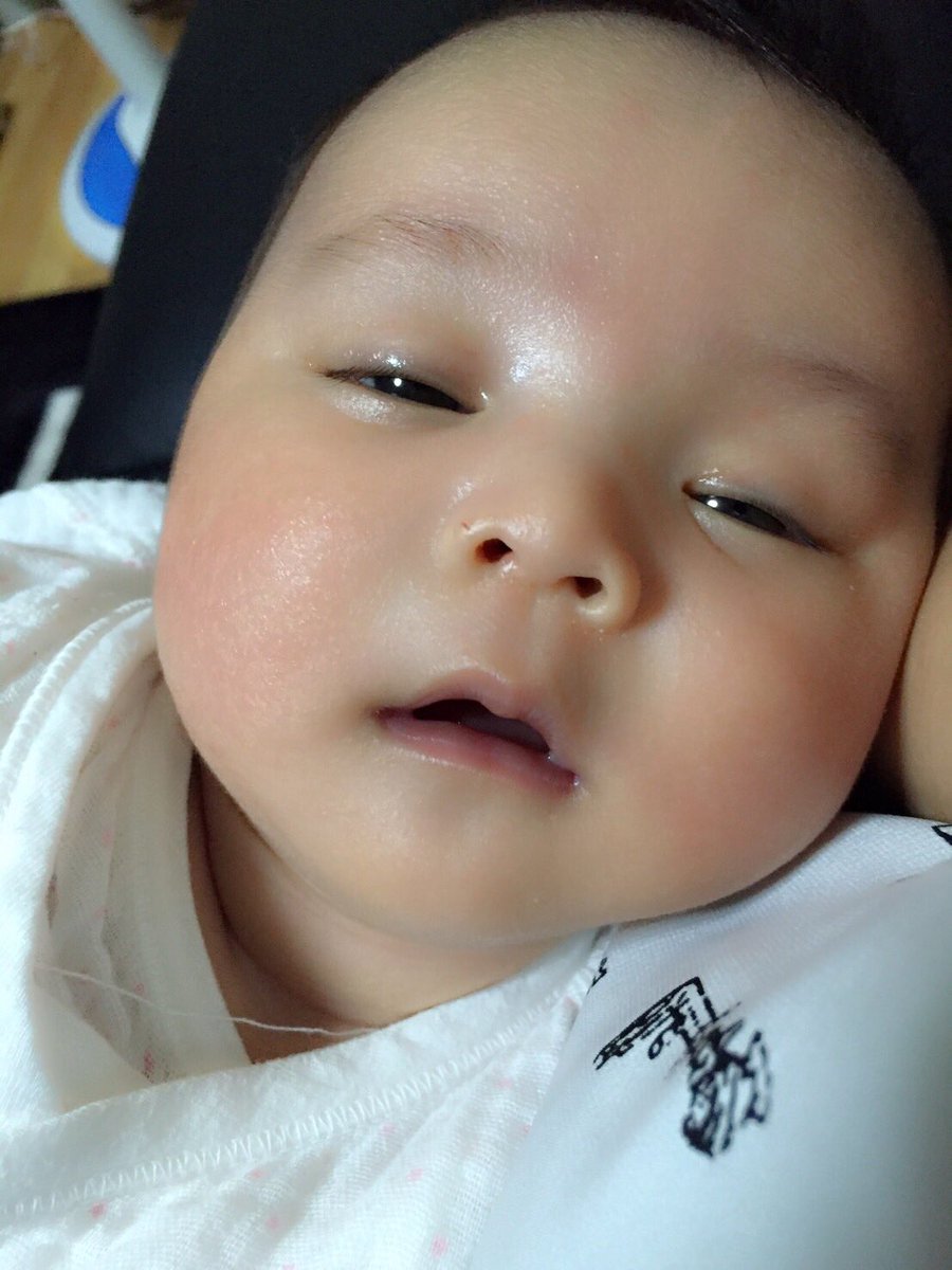 赤ちゃん寝ながら笑う 赤ちゃんが寝ながら笑う2つの理由！発達による微笑みの変化