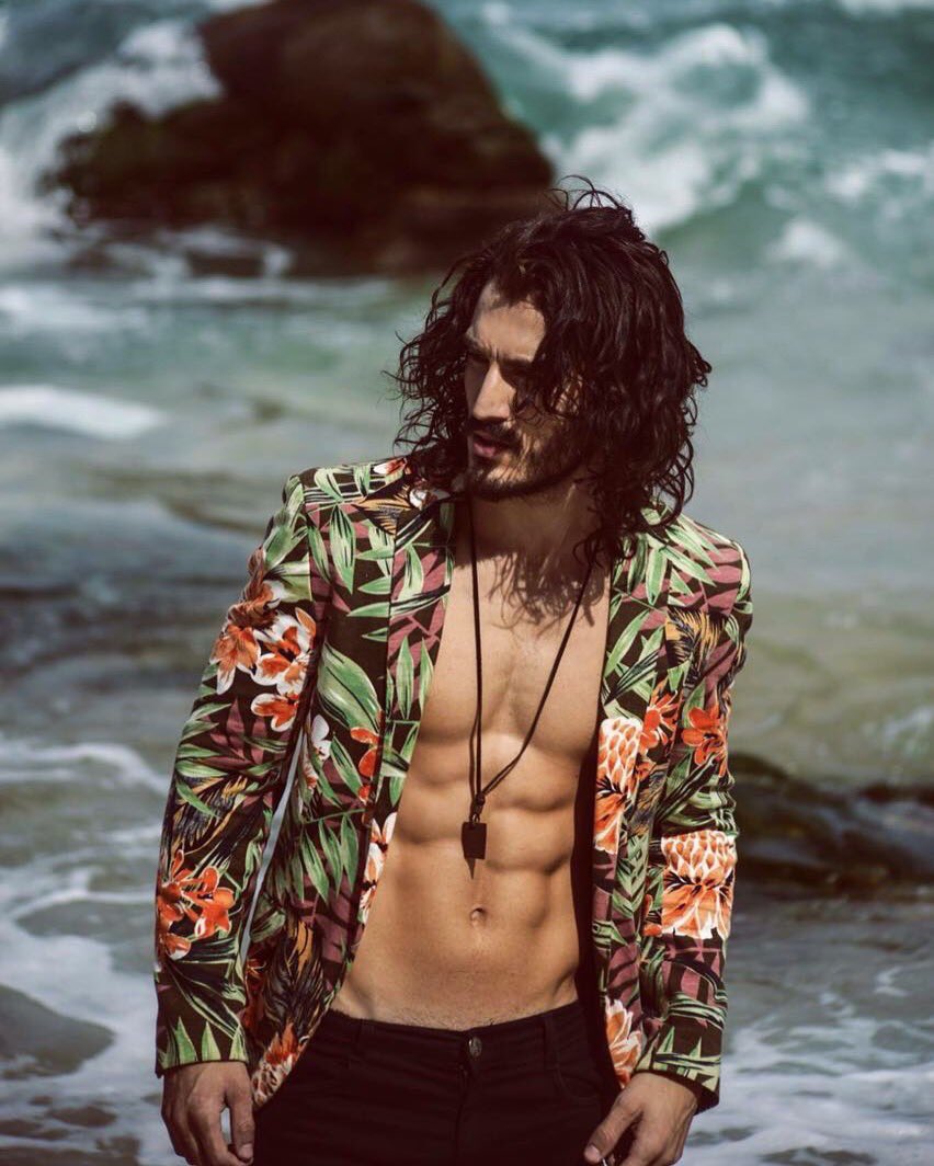 diegonamaral's tweet photo. O eunuco TUPAK larga a vida de nobre no palácio e é visto tirando uma onda na praia. 🙋🏻‍♂️☀️️🌊😎😂 #aterraprometida https://t.co/HwoSLyyUbB