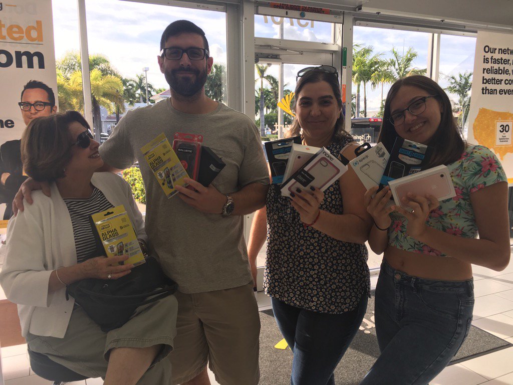 SPRINTPEM's tweet photo. Happy customers walking out with their new #samsunggalaxys7edge and #iphone7 #PEM @clubric @SprintLana #Sprint #wl https://t.co/z0ufE92VhU