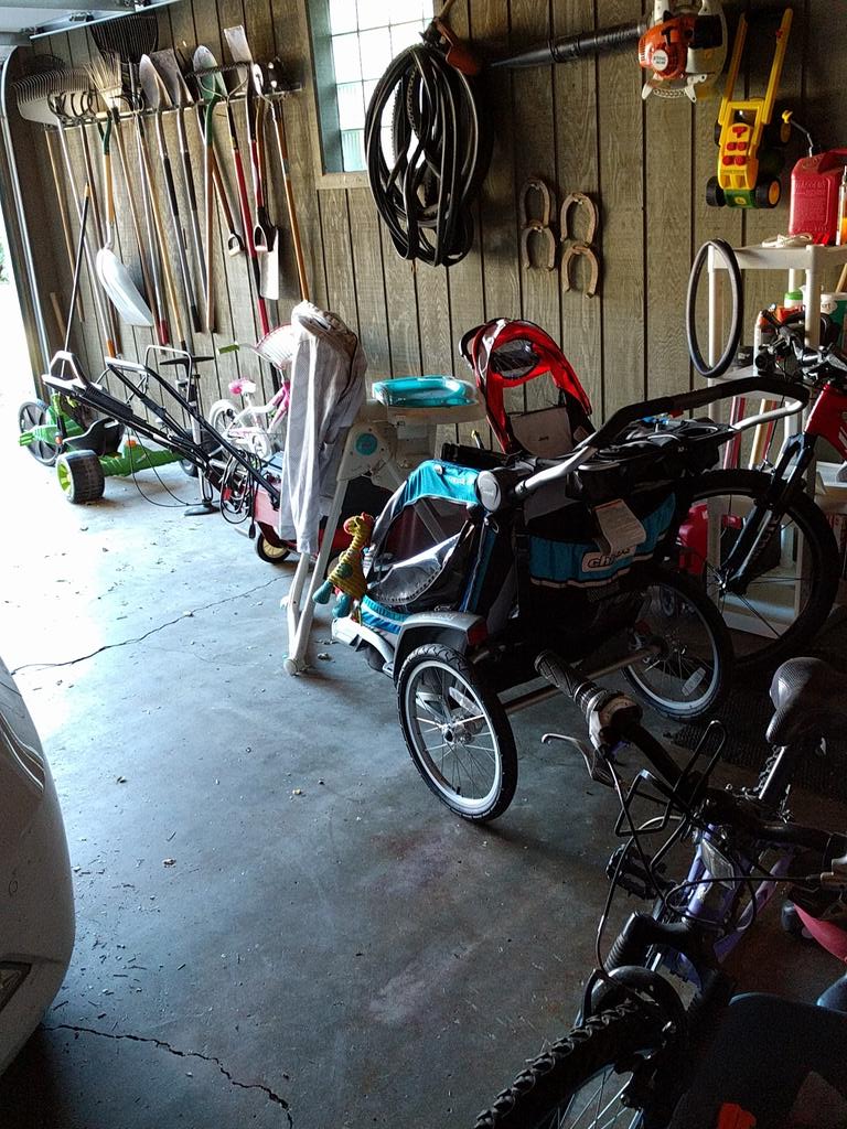 edriesberg's tweet photo. @HaddenAndrews @FREESETYLE yes please sir... Garage cleaning day. https://t.co/TQSAkJtPgH