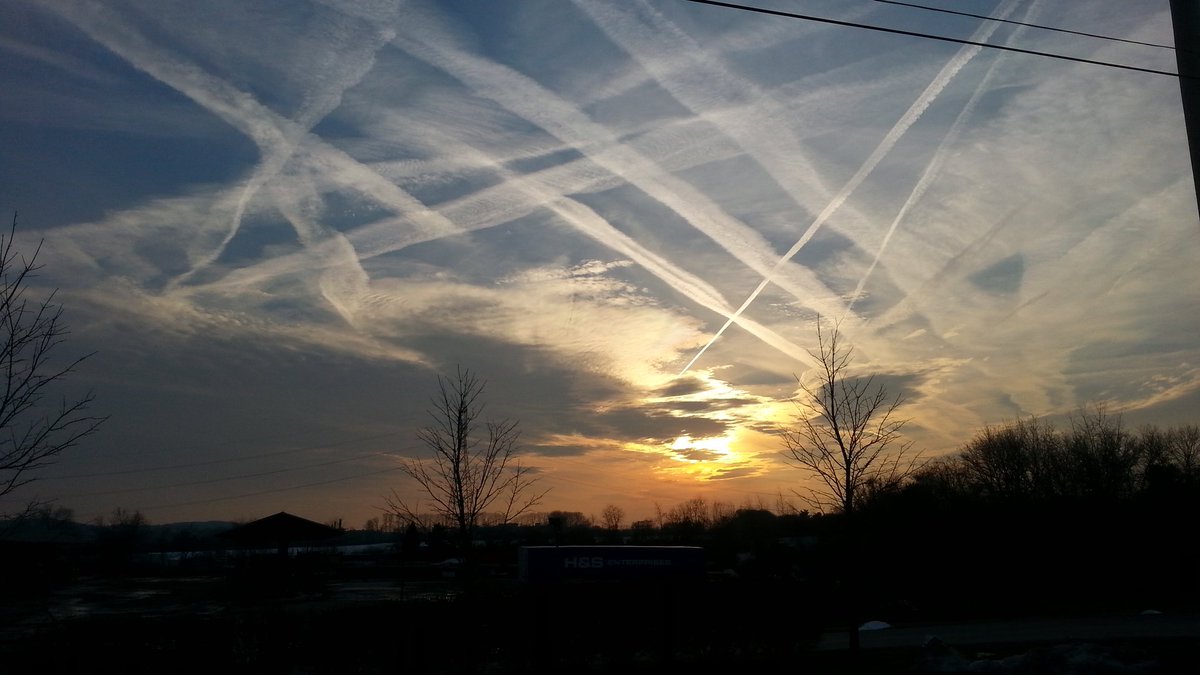 Uniocracy's tweet photo. Does this sky look normal to you? https://t.co/U2QY6HpdUJ 
.#OpChemtrails