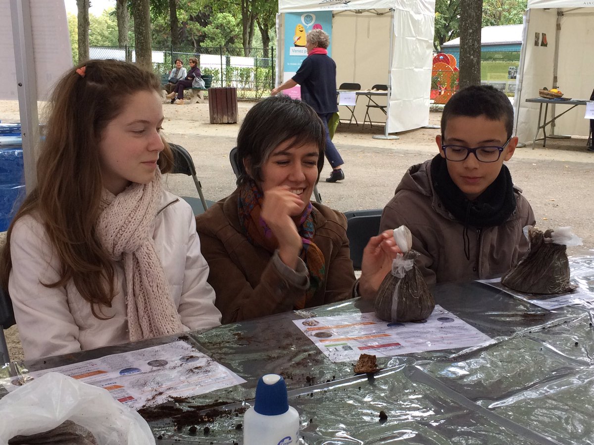 Ce jour à <a href="/Ville_de_Sceaux/">Ville de Sceaux</a>, animation d'atelier #blurotes, pleurotes sur marc de café. <a href="/Scx_Flo/">Florence Presson 🐞🌳🐝♻️🌍</a> #écologie #agriculture #urbaine <a href="/GaiaFrance/">Gaia</a>