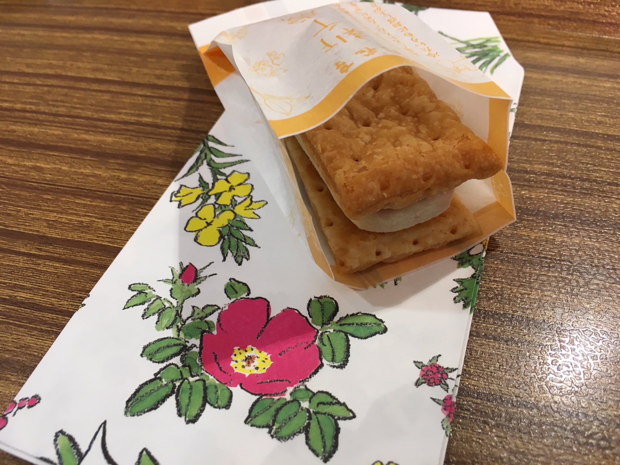 嵐保憲 新千歳空港 ショップ限定の六花亭ハスカップサンド まろやかで甘酸っぱい甘さです お土産やさんの中にあり かなりわかりにくい場所にあります T Co Firvmgwzpf Twitter