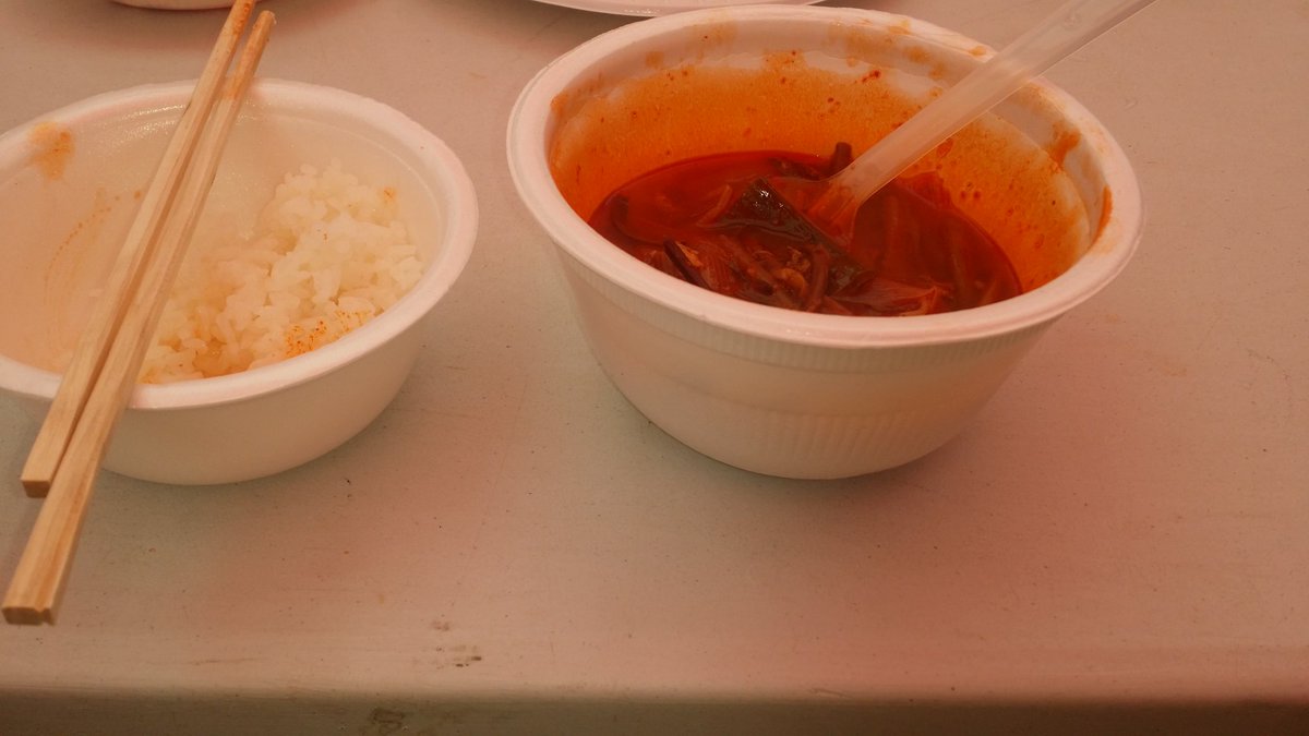 이게 이게5 천원
강서구 허준축제 먹거리이건 장난이지 축제로 주민들 상대로 장사를해 육개장 사발면보다 작은용기에찬은 김치3조각 장난하나
구청이 이따워로관리를해