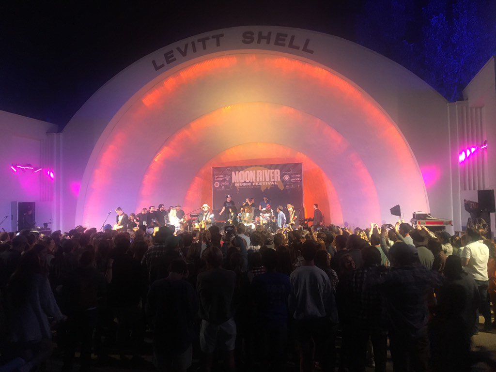 michaeljeffries's tweet photo. Drew had actual fireworks during Fire and Dynamite. Awesome start to Moon River Weekend #moonriverfest #drewholcomb https://t.co/j6OsncxU8L
