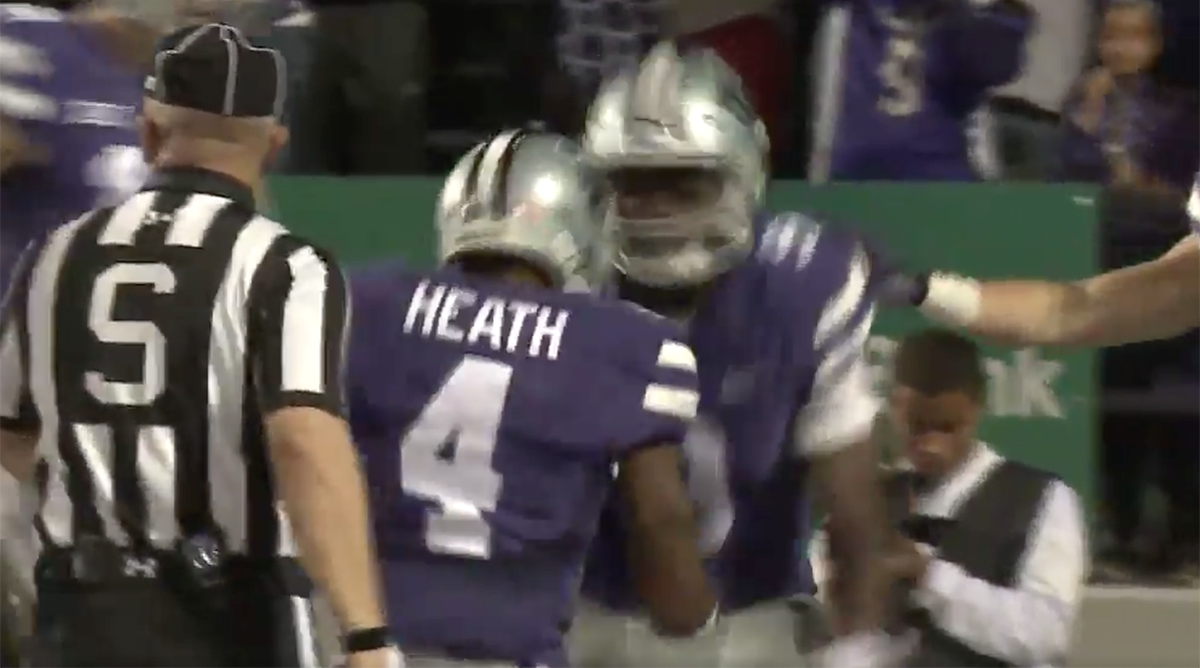 SISportsMedia's tweet photo. WATCH: Kansas State player congratulates teammate on touchdown by punching him in the gut https://t.co/ssrQRO7UOV https://t.co/lynRrISuYk