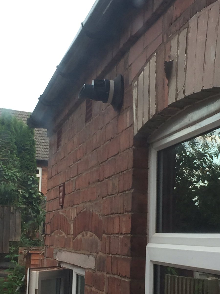 Allroundgas's tweet photo. Flue fitter on a new install hmmmm 🤔 @GasManGod @TheBadPlumbing https://t.co/gpZZVvw3HT