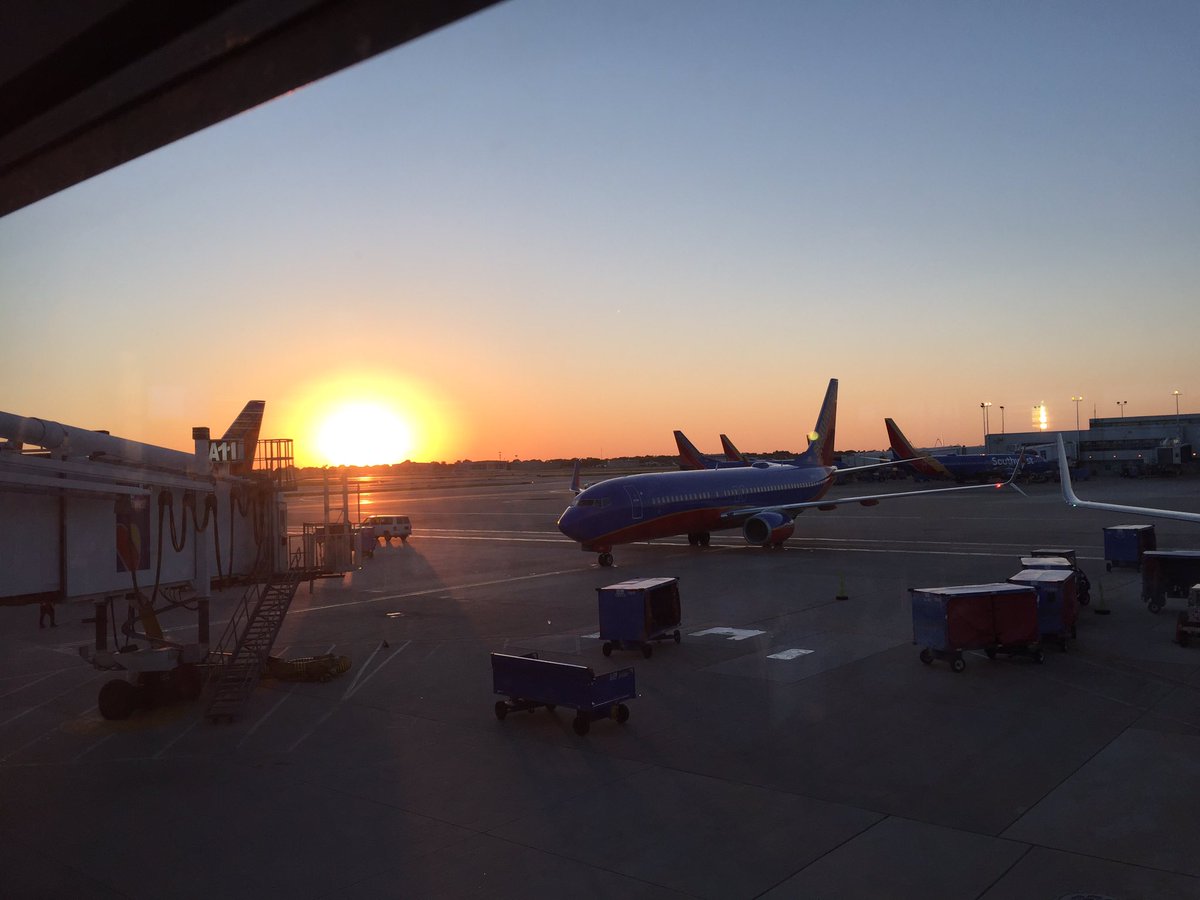 Steven_W_Noel's tweet photo. #flymidway @SouthwestAir #chicago #SunSetsWithSteve headed home https://t.co/LfHq6SlqAW