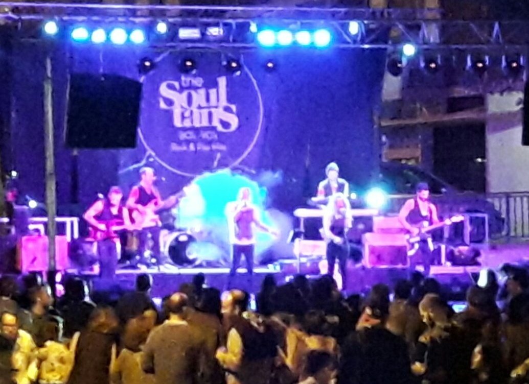 veinsmontbau's tweet photo. El Pla de Montbau vibra amb The Soultans!!! 🎸🎹🎤🎵☝ #80 #90 #Rock #Pop #Hits #AVVM #FMMontbau2016 https://t.co/qZAQTofzdw