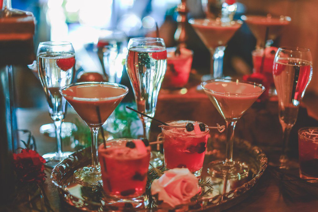 RusticManor1848's tweet photo. How To Choose The Perfect Signature Cocktail https://t.co/MNZyILUeC6 https://t.co/hTWMQksugg