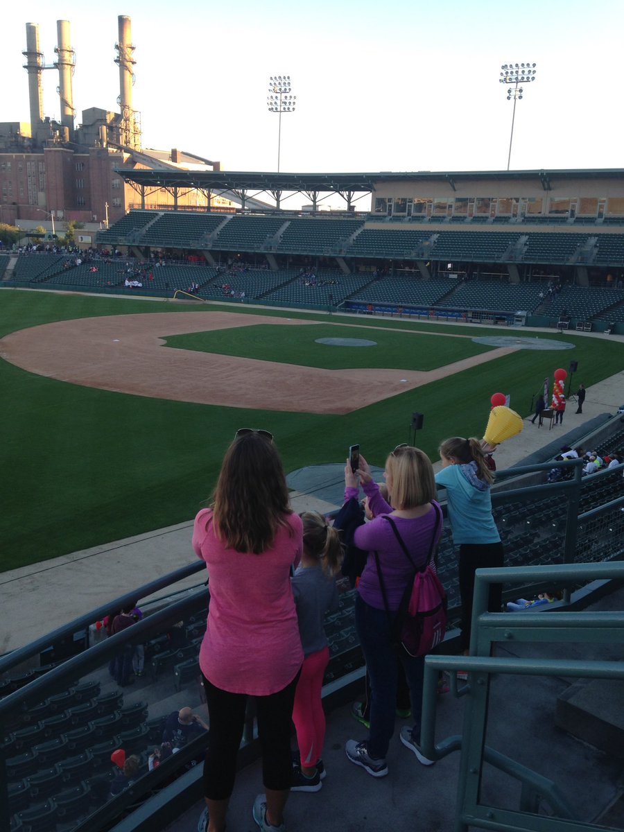 RussMann09's tweet photo. Hey @INDYINDIANSTURF, didn't you have sprinkler issues Tuesday? LOOKS BEAUTIFUL!
#LightTheNight
#66Points https://t.co/7ObZR9I1sG