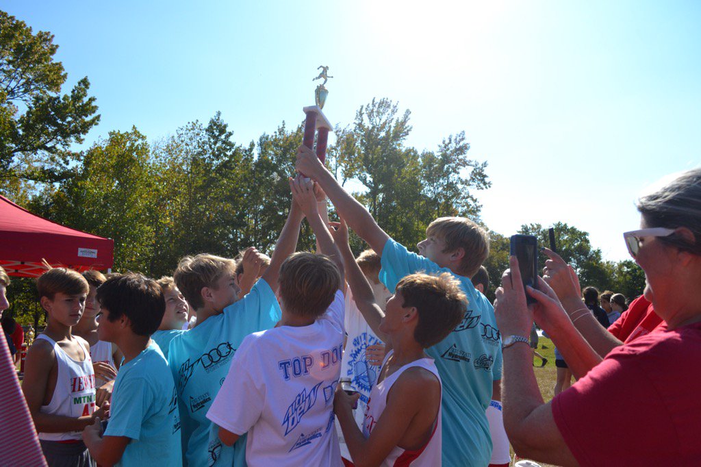 d340mih's tweet photo. @dobbscoach @HewittAthletics @HT_TrackXC middle school boys win Dew it on the trails https://t.co/GreWB5Y0X8
