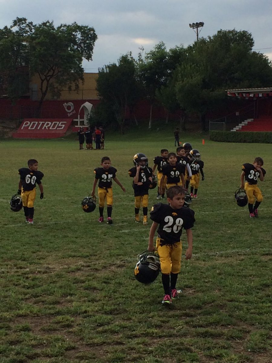 artmendez's tweet photo. My youth football team kids join and play for #BreastCancerAwareness. Los niños vs #CancerDeMama  #ClubHalcones #Mosquitos2016  @mflmx https://t.co/Tdw84yz7xe
