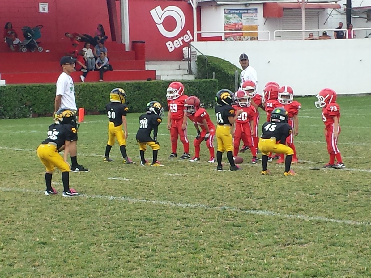 artmendez's tweet photo. My youth football team kids join and play for #BreastCancerAwareness. Los niños vs #CancerDeMama  #ClubHalcones #Mosquitos2016  @mflmx https://t.co/Tdw84yz7xe