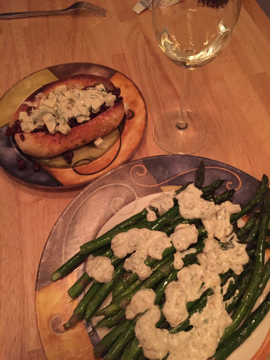 flawlessbee94's tweet photo. pains asiatiques au porc &amp; concombre crémeux,asperges grillées&amp;aïoli de pistaches et estragon #troisfoisparjour #mercid'êtrelàpourmoncouple https://t.co/cRJEPBuZtO