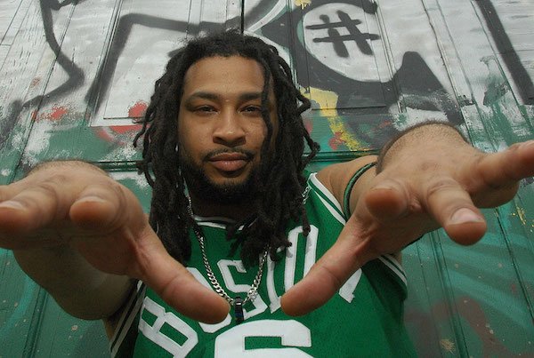 Boston's @AkrobatikMC pays tribute to Prince (and neo-soul music) on "Roll With U" bit.ly/2cZGQtB