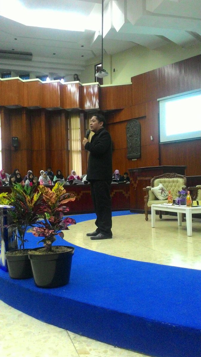 ONESCO17's tweet photo. [LIVE REPORT] Materi oleh Pak Joko Kurniawan, A. Md, Gizi, S. Psi, CH, CHt, CMh, NLP https://t.co/byhYNUdY9k