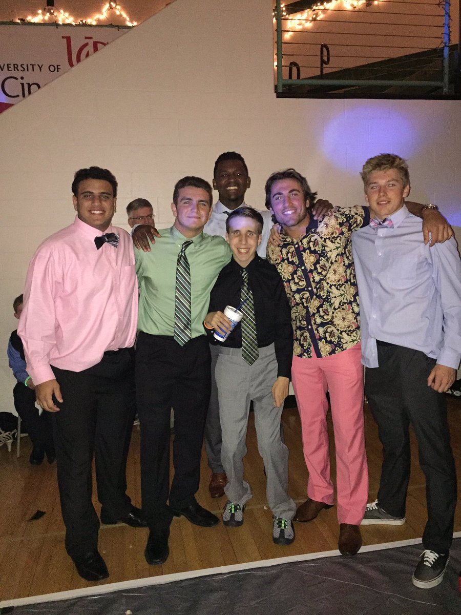CoachCastner's tweet photo. Big E &amp; Team 55 hanging out at homecoming! It is something special with this TEAM! 👍🏻👍🏻LGL!!! https://t.co/bF4k9j0Ndq