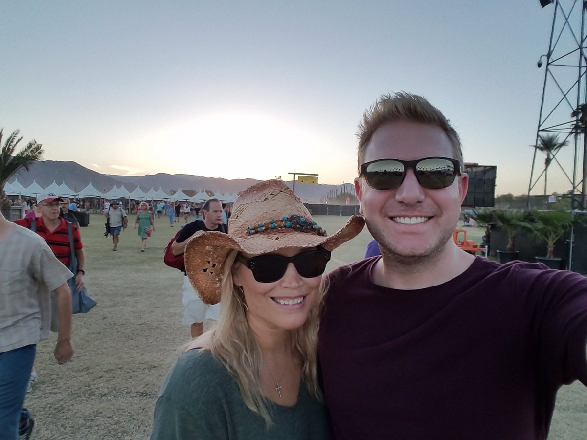 tfpHumorBlog's tweet photo. Sir Paul is about to go onstage and blow that sunset out of the sky. #oldchella #deserttrip #paulisnotdead https://t.co/Gw7E10fWq7