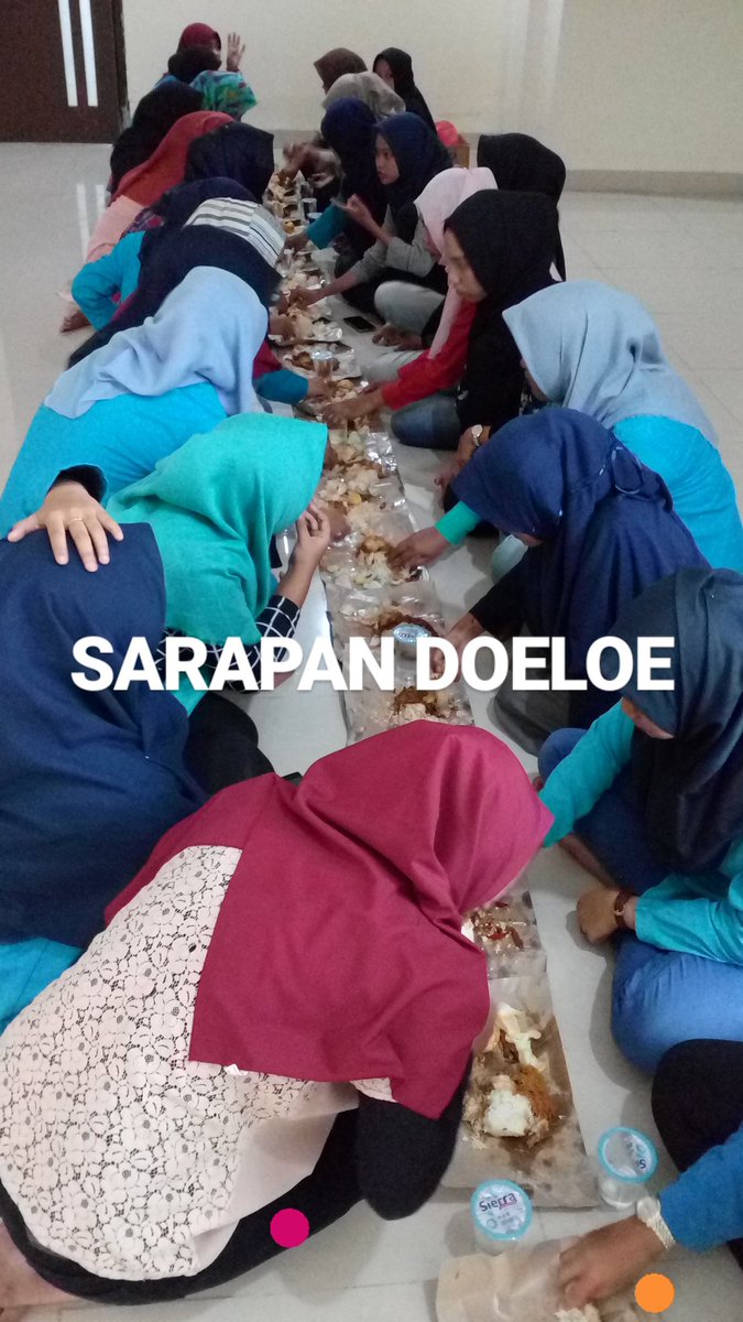 pc_pmiijaktim's tweet photo. Perempuan kalo makan lama, kalo ngobrol pun lama. Nah, ini perempuan makan sambil ngobrol kelar hidup lu. Hehe https://t.co/qKbB9OCoQY