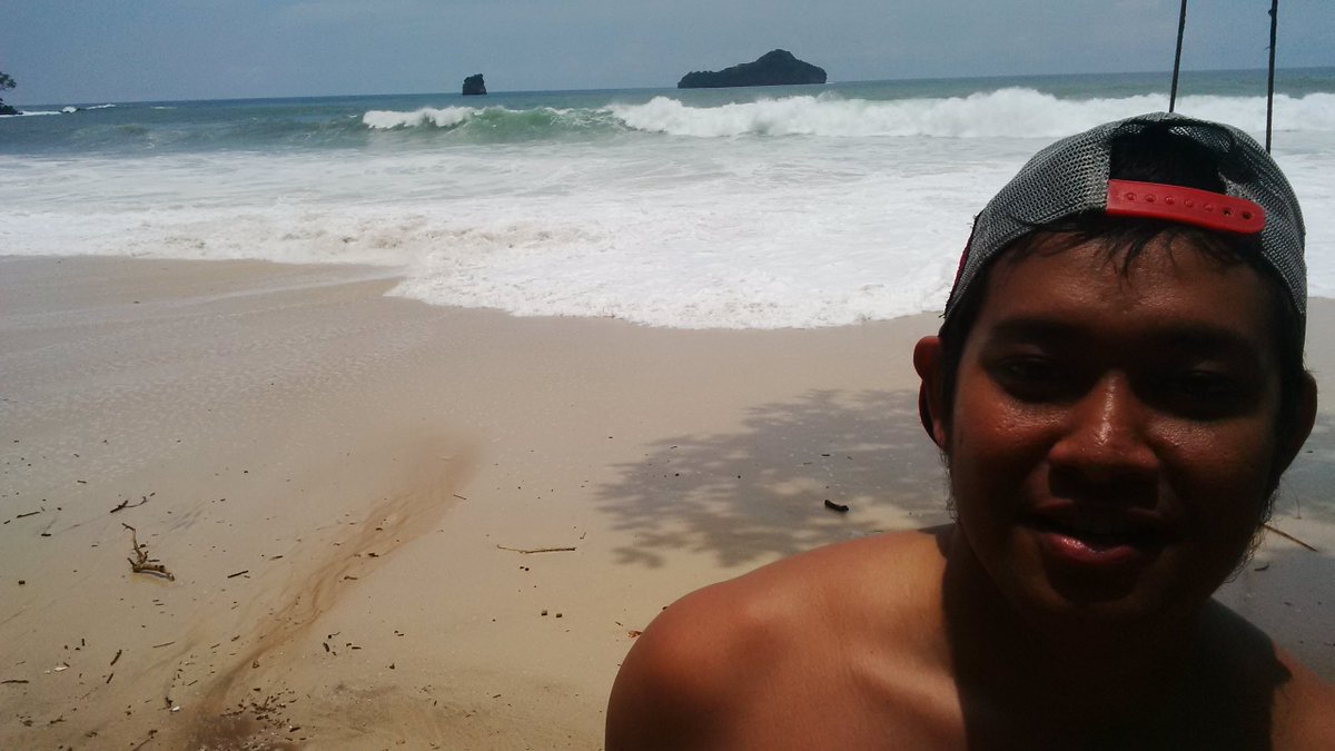 RhendhaThendhy's tweet photo. #sendikibeach https://t.co/qflOyi7bpm