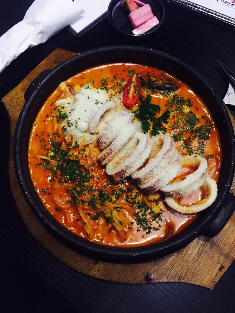 vanfoodster's tweet photo. Seafood Tomato Cream Spaghetti at #KumaIzakaya served sizzling in a stone pot #SpaghettiChallengeYVR https://t.co/YVXgNuEz1G