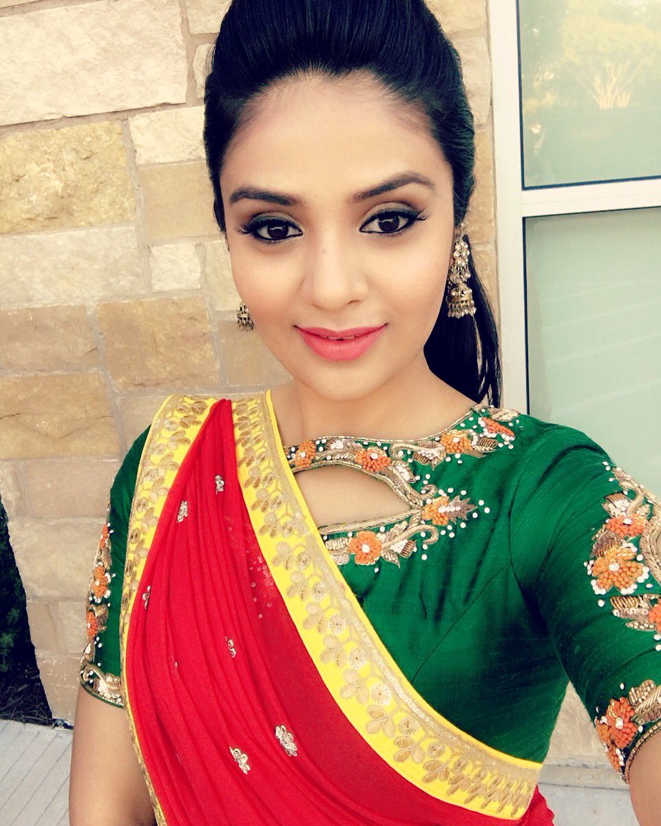 MukhiSree's tweet photo. Showtime at Dallas! #octdiaries #dolledup #showtime #jetlagged #nosleepselfie 😍☺️😁 https://t.co/XRj90UQCIn