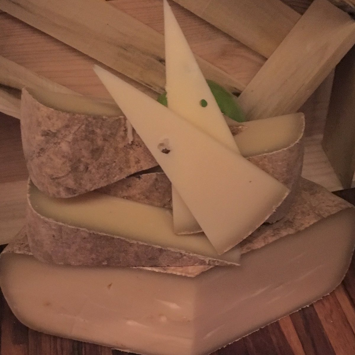 EricsStash's tweet photo. The Lovely,Lively Patte d'Ours!
Cow-Sheep blend from Way South France. Endless Tangy Finish!
Now slicing @FIGSANTAMONICA #cheeseplate https://t.co/DE7NY1OGGc