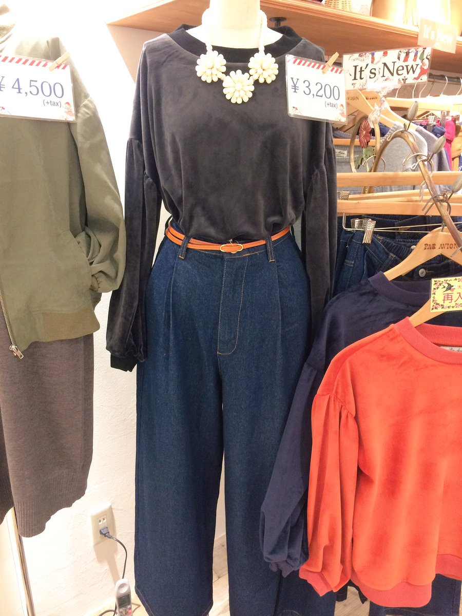 Par_shinjuku's tweet photo. ＊再入荷＊

大人気ベロアバルーントップスが再入荷致しました！

流行のベロア、肩が落ちたデザインが今年らしい一枚です🌟

着るとお袖もふんわりベロアもふわふわでとても可愛いですよ💕

#パラビオン https://t.co/PA6epagFhR