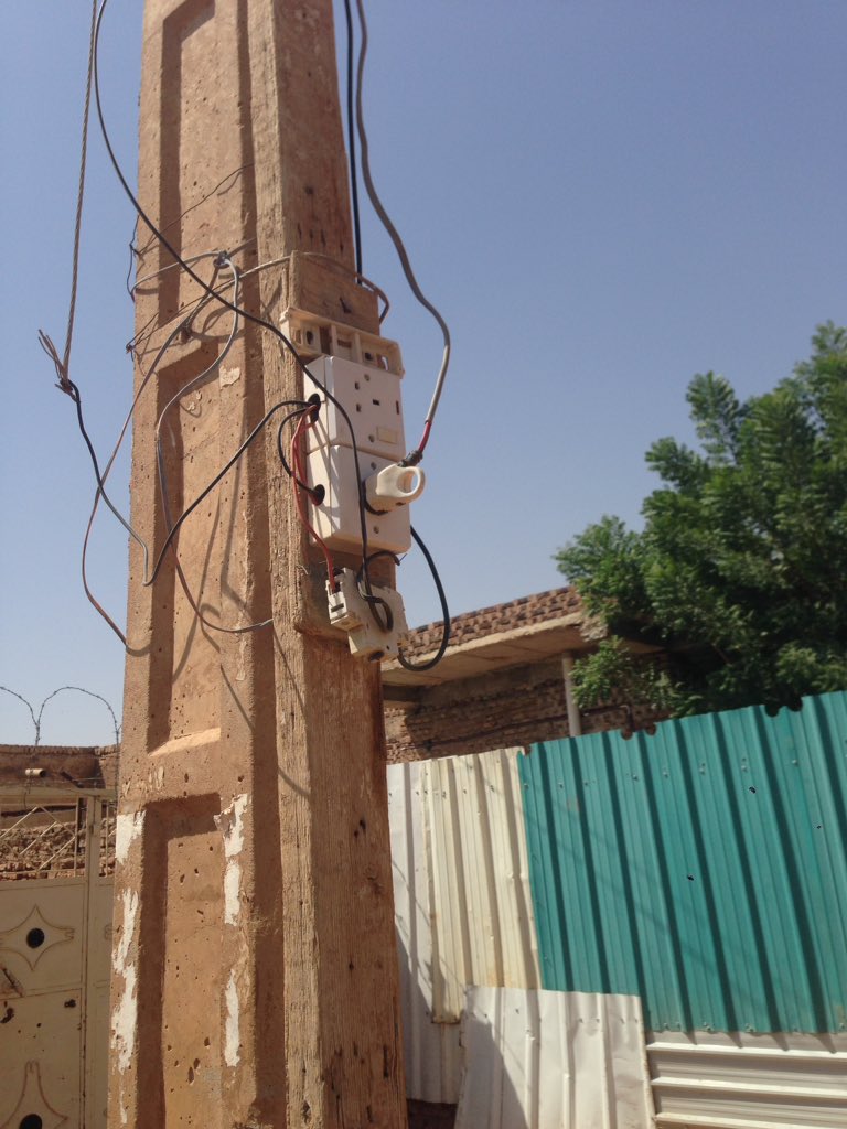 SUDAN_AR's tweet photo. تتجه الدول لتغطية شوارعها بخدمة الواي فاي المجاني، 
لكن رؤية #السودان تقول : مافائدة الواي فاي اذا كنت لاتستطيع شحن هاتفك في كل مكان. https://t.co/nNYIdq870q