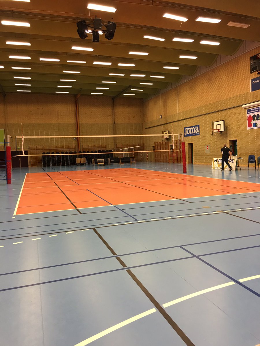 Stilhed før stormen! Hallen pakkes med 500 tilskuere. Du kan se med på zibrasport.dk fra kl. 11.00. Hvidovre vs. Vestsjælland. #VolleyLigaen