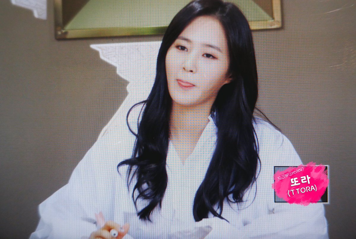 [PIC][09-10-2016]Yuri tham dự buổi Fansign thứ 2 cho thương hiệu nước hoa "BVLGARI Rose Goldea" tại Myeongdong Lotte Duty Free vào chiều nay CuT0YLeVUAAeNs8