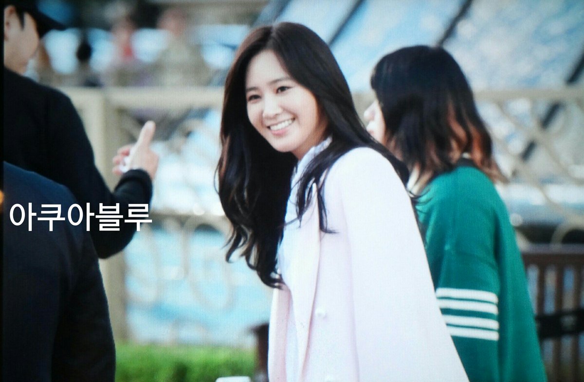 [PIC][09-10-2016]Yuri tham dự buổi Fansign thứ 2 cho thương hiệu nước hoa "BVLGARI Rose Goldea" tại Myeongdong Lotte Duty Free vào chiều nay CuT1rYpUEAA7INs