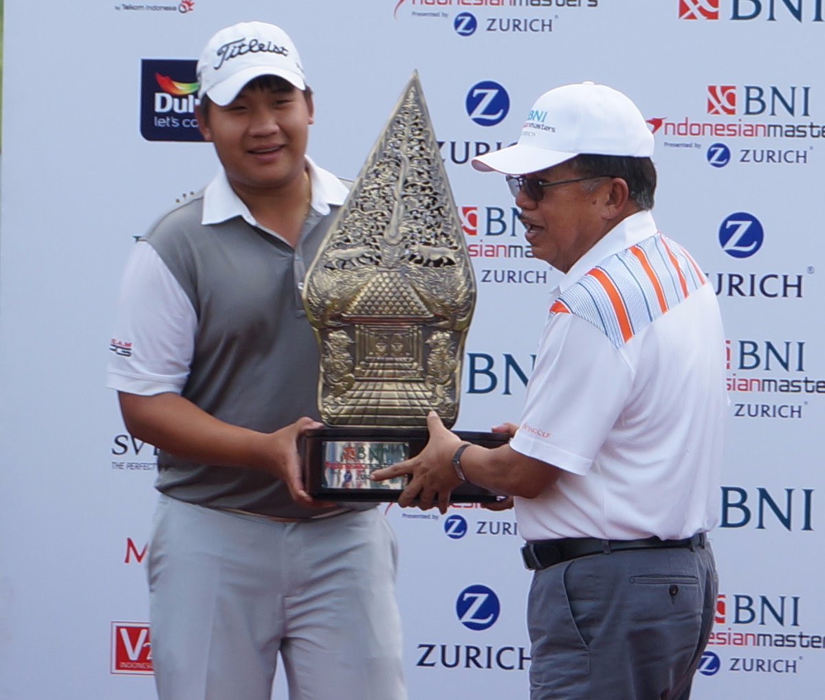 IndoMasters's tweet image. Wakil Presiden Jusuf Kalla menyerahkan tropi kepada Poom Saksansin, pemenang #IMGOLF16.