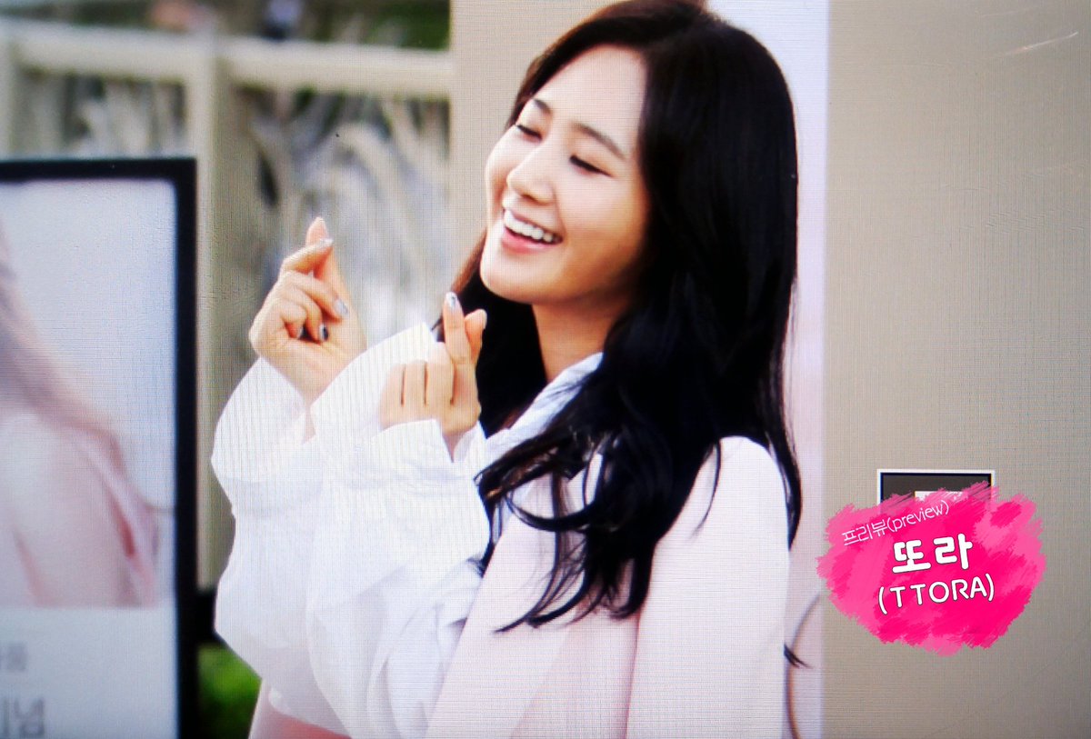 [PIC][09-10-2016]Yuri tham dự buổi Fansign thứ 2 cho thương hiệu nước hoa "BVLGARI Rose Goldea" tại Myeongdong Lotte Duty Free vào chiều nay CuT2hW4UsAAvuV2