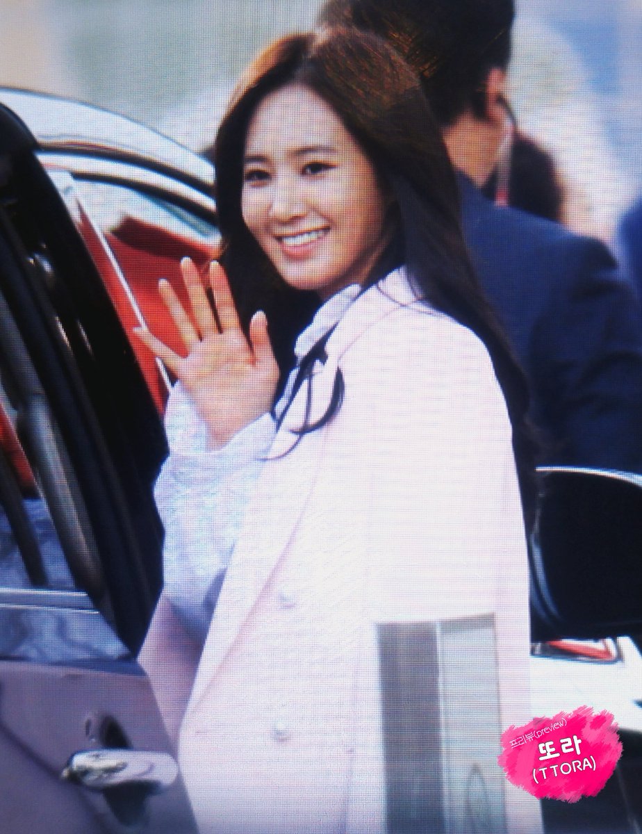 [PIC][09-10-2016]Yuri tham dự buổi Fansign thứ 2 cho thương hiệu nước hoa "BVLGARI Rose Goldea" tại Myeongdong Lotte Duty Free vào chiều nay CuT2lQjUMAE4j84