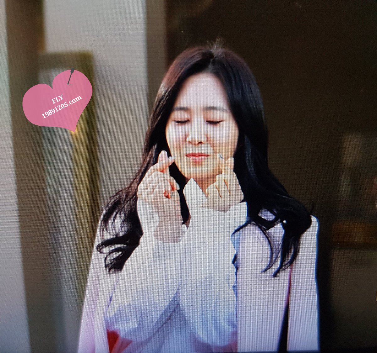 [PIC][09-10-2016]Yuri tham dự buổi Fansign thứ 2 cho thương hiệu nước hoa "BVLGARI Rose Goldea" tại Myeongdong Lotte Duty Free vào chiều nay - Page 3 CuT36eIUMAAzqOi