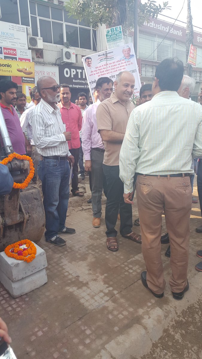 upendrakumar104's tweet photo. मयूर विहार फेज-2 के लोग जाम से बहुत परेशान हुआ करते थे। उसी परेशानी को दूर करने के लिएDYCMजी ने रोड को चौड़ा करने का कार्य शुरू करवाया। https://t.co/Q4GAciIj6a