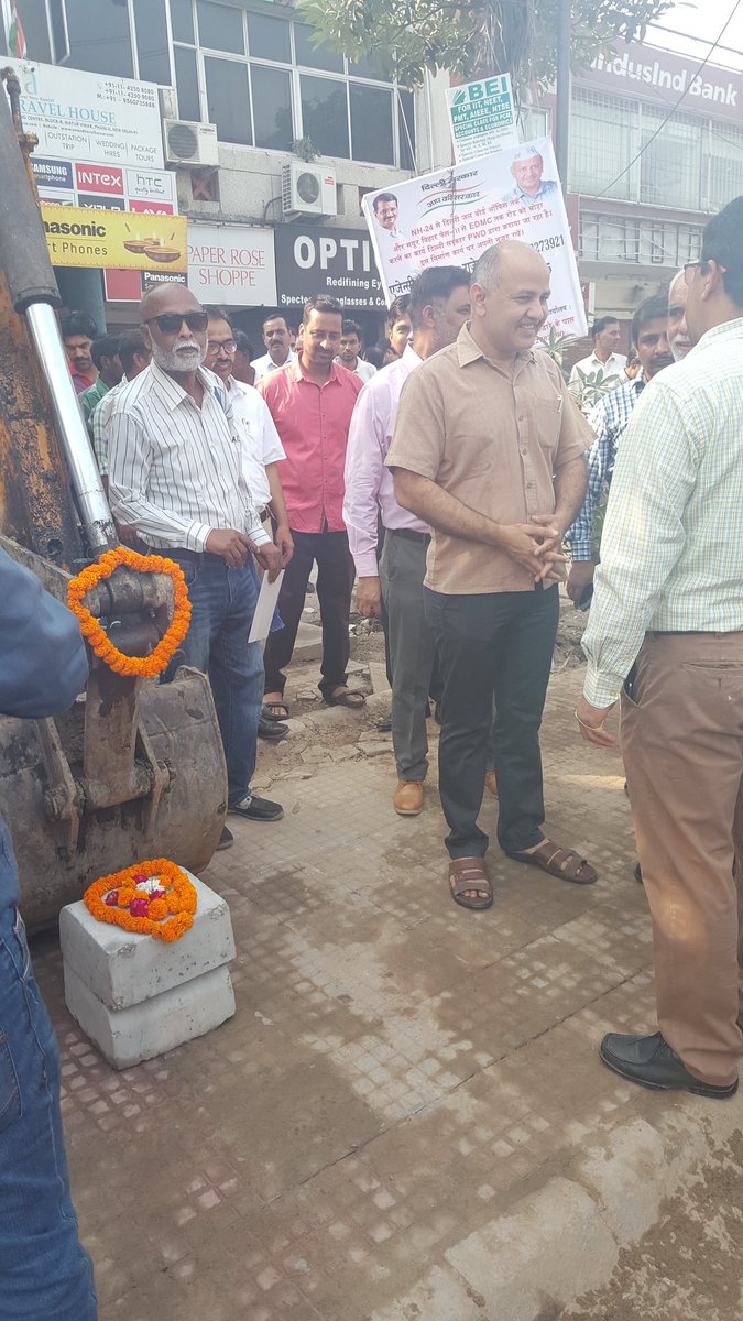 upendrakumar104's tweet photo. मयूर विहार फेज-2 के लोग जाम से बहुत परेशान हुआ करते थे। उसी परेशानी को दूर करने के लिएDYCMजी ने रोड को चौड़ा करने का कार्य शुरू करवाया। https://t.co/Q4GAciIj6a