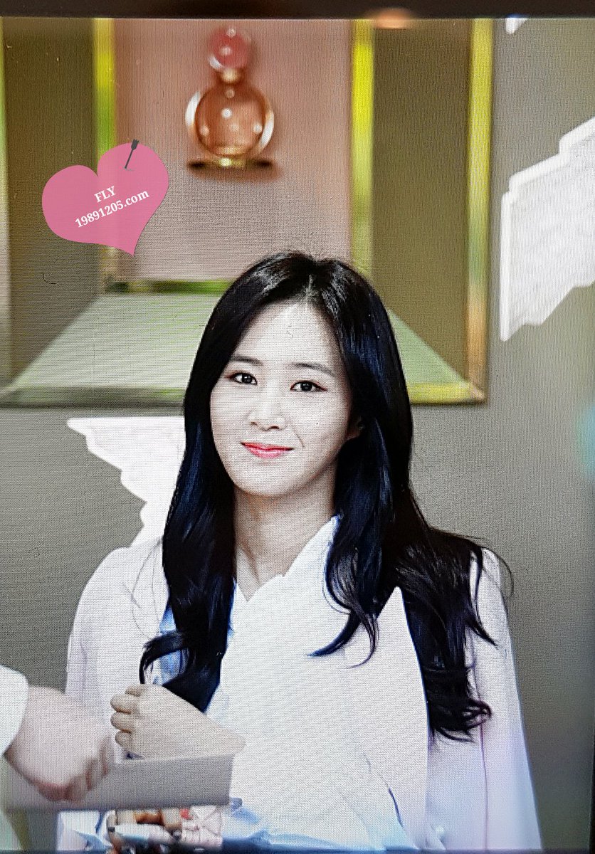 [PIC][09-10-2016]Yuri tham dự buổi Fansign thứ 2 cho thương hiệu nước hoa "BVLGARI Rose Goldea" tại Myeongdong Lotte Duty Free vào chiều nay - Page 2 CuT3_ElUsAAnazT