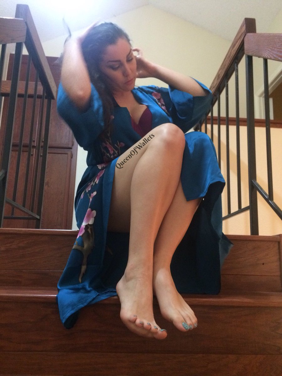 queen_ofwallets's tweet photo. A beautiful silk kimono robe; a #gift from someone who adores treating Me like the #Queen I am #findomgoddess #humanatm #queenofwallets https://t.co/FlxbiOrS0U