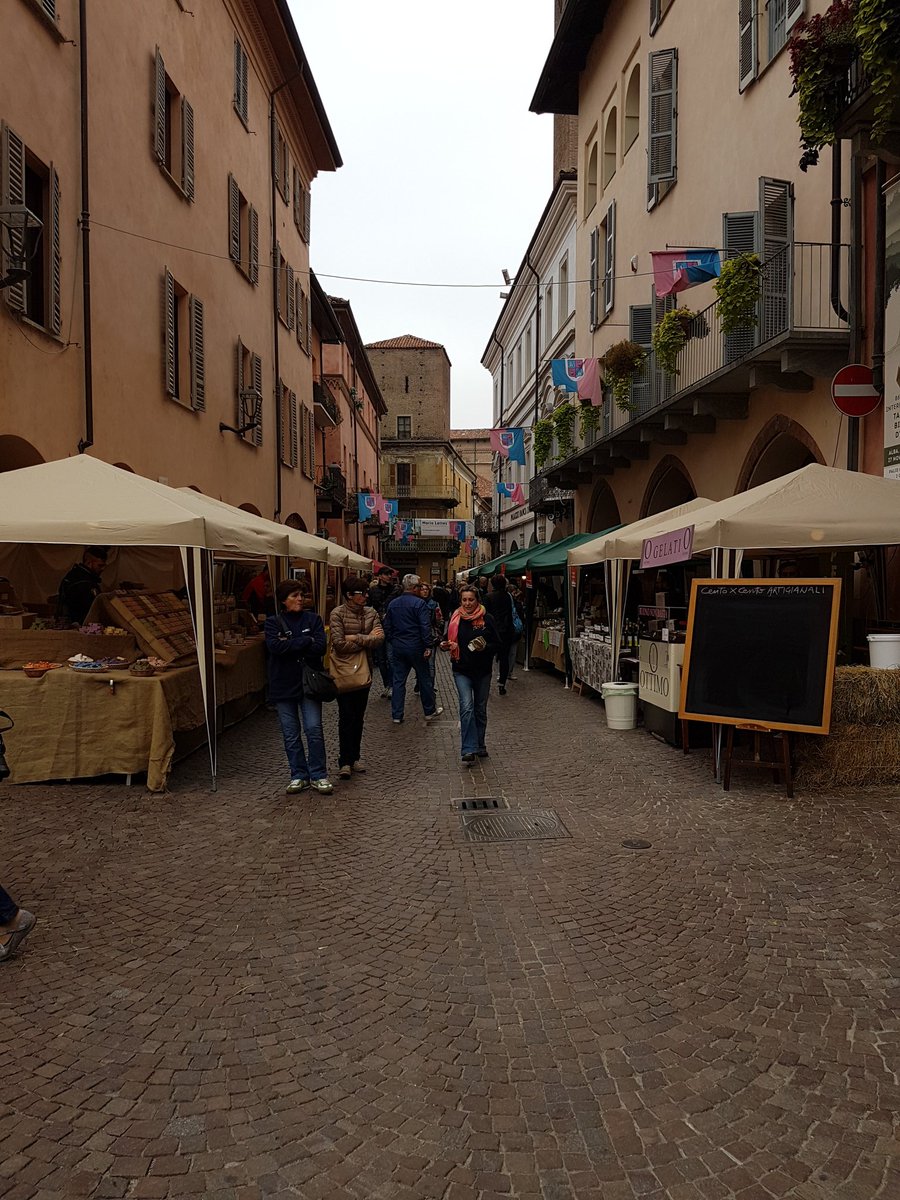 TurismoinLanga's tweet photo. #albaromatica 2016 vi aspetta @AlbaTruffle @SchiappapietraD @Alberto_Cirio @CorriereAlbaBra @MarcoScuderi3 @gazzettadalba @radioalbalive https://t.co/3rLxUJuCsr