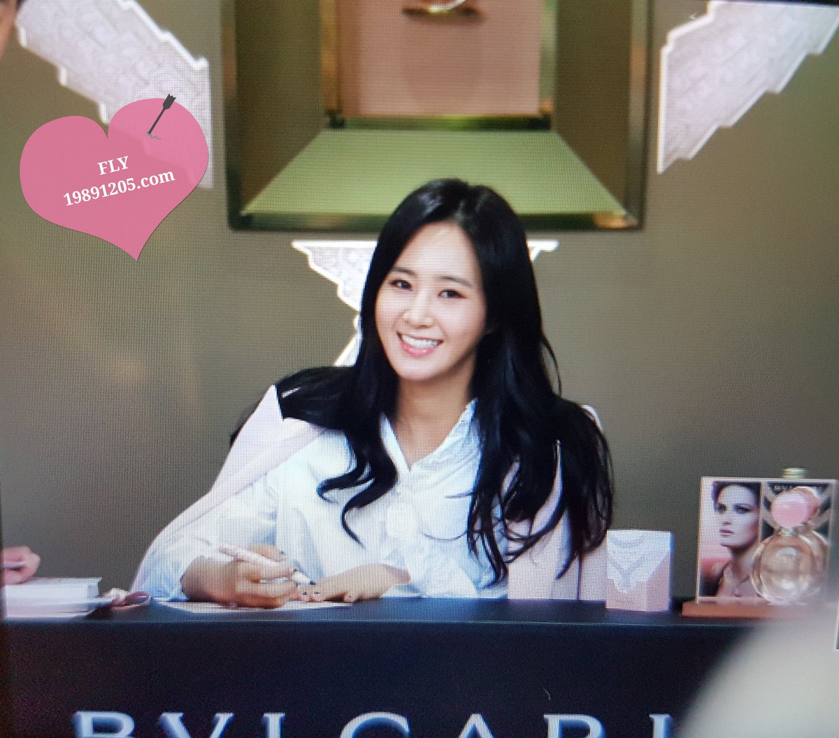 [PIC][09-10-2016]Yuri tham dự buổi Fansign thứ 2 cho thương hiệu nước hoa "BVLGARI Rose Goldea" tại Myeongdong Lotte Duty Free vào chiều nay CuT4EDYUEAAYlQW